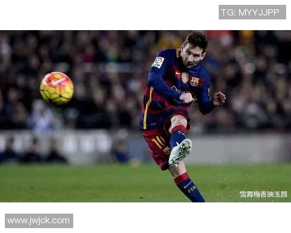 世界历史上首位足球巨星的崛起与辉煌征程：从草根到传奇的传奇人生