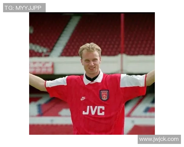 世界足坛巨星背后的传奇故事与荣耀时刻解析