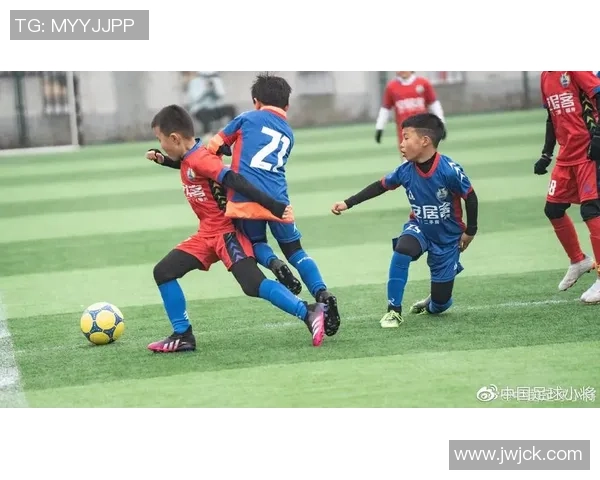 中国足球小将与球星同框合照 展现梦想与荣耀的传承与碰撞