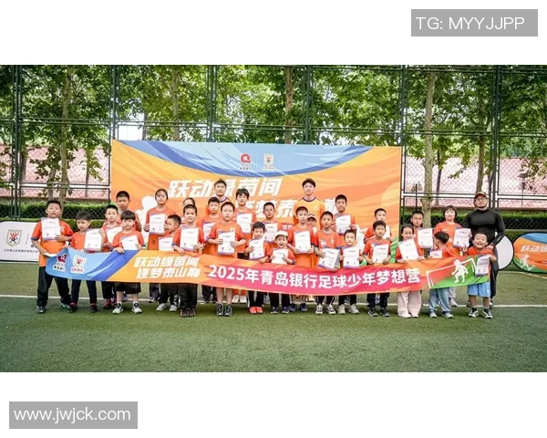 当足球球星邂逅球童那一刻的温情与梦想交织的绿茵故事