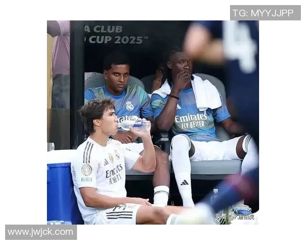 明星偶遇足球球星引发热议 两位巨星互动瞬间成网络热潮