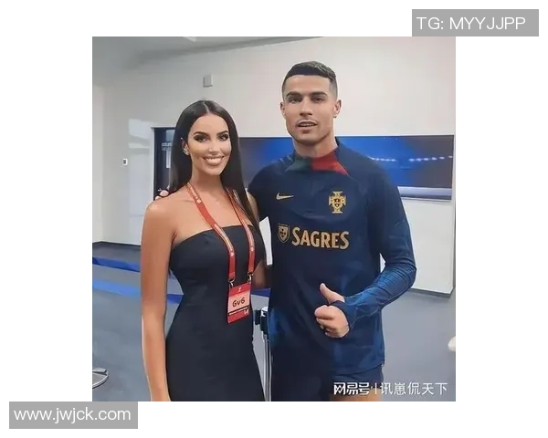 最美女足球星勇敢表白心意向C罗求爱，浪漫之举引爆全球关注