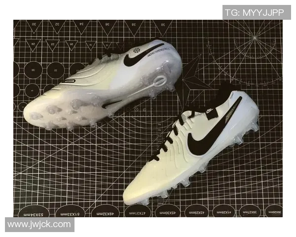 球星穿用款足球鞋到底是否真实有效提升表现解析