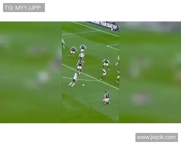 绿茵场上奔跑的背影展现球星拼搏与荣耀瞬间