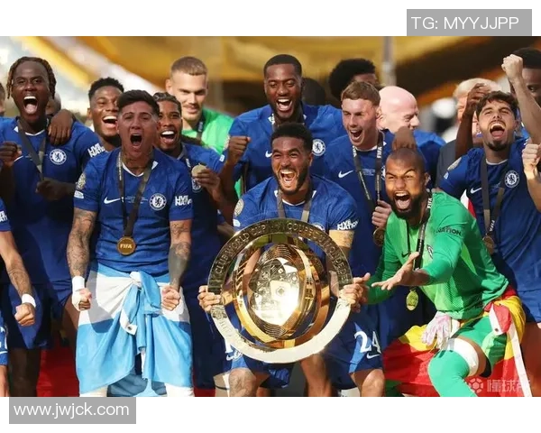 足球巨星跪地庆祝瞬间展现坚韧与荣耀的独特魅力